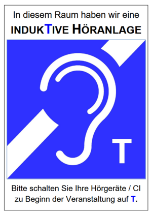 Hinweisschild der induktiven Höranlagen im öffentlichen Raum. Baluer Hintergrund mit weißem, symbolischen Ohr und "T" für T-Spule. Ausgeschrieben auf dem Schild ist: "In diesem Raum haben wir eine INDUKTIVE HÖRANLAGE" und "Bitte schalten Sie Ihre Hörgeräte / CI zu Beginn der Veranstaltung auf T."