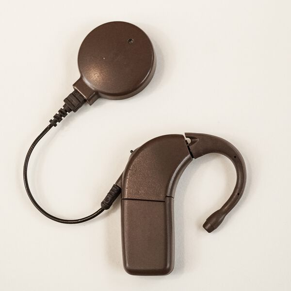 Datei:Advanced Bionics cochlear implant processor BTE (first-generation behind-the-ear processor).jpg
